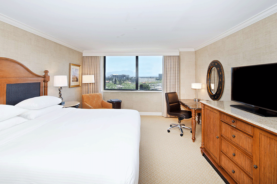 Renaissance Newport Beach room