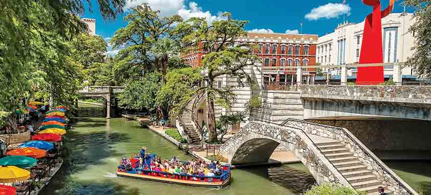 Cruising-the-Riverwalk-Bob-Howen-VisitSanAntonio