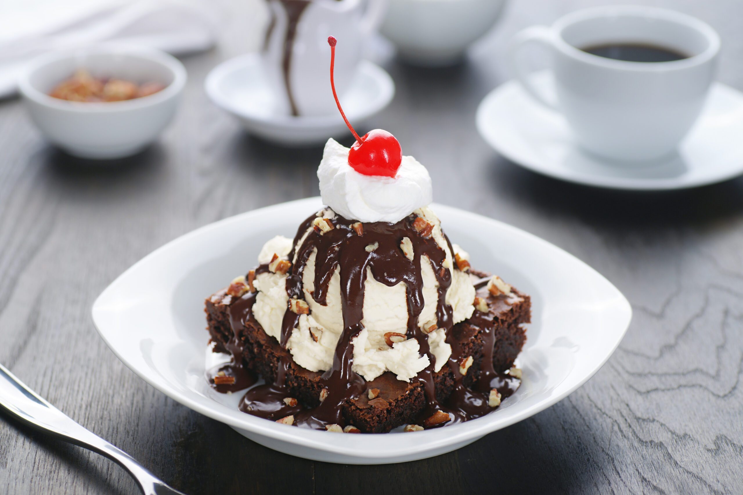 A hot fudge sundae on top of a brownie
