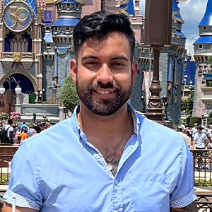 man wearing light blue short sleeve button up shirt