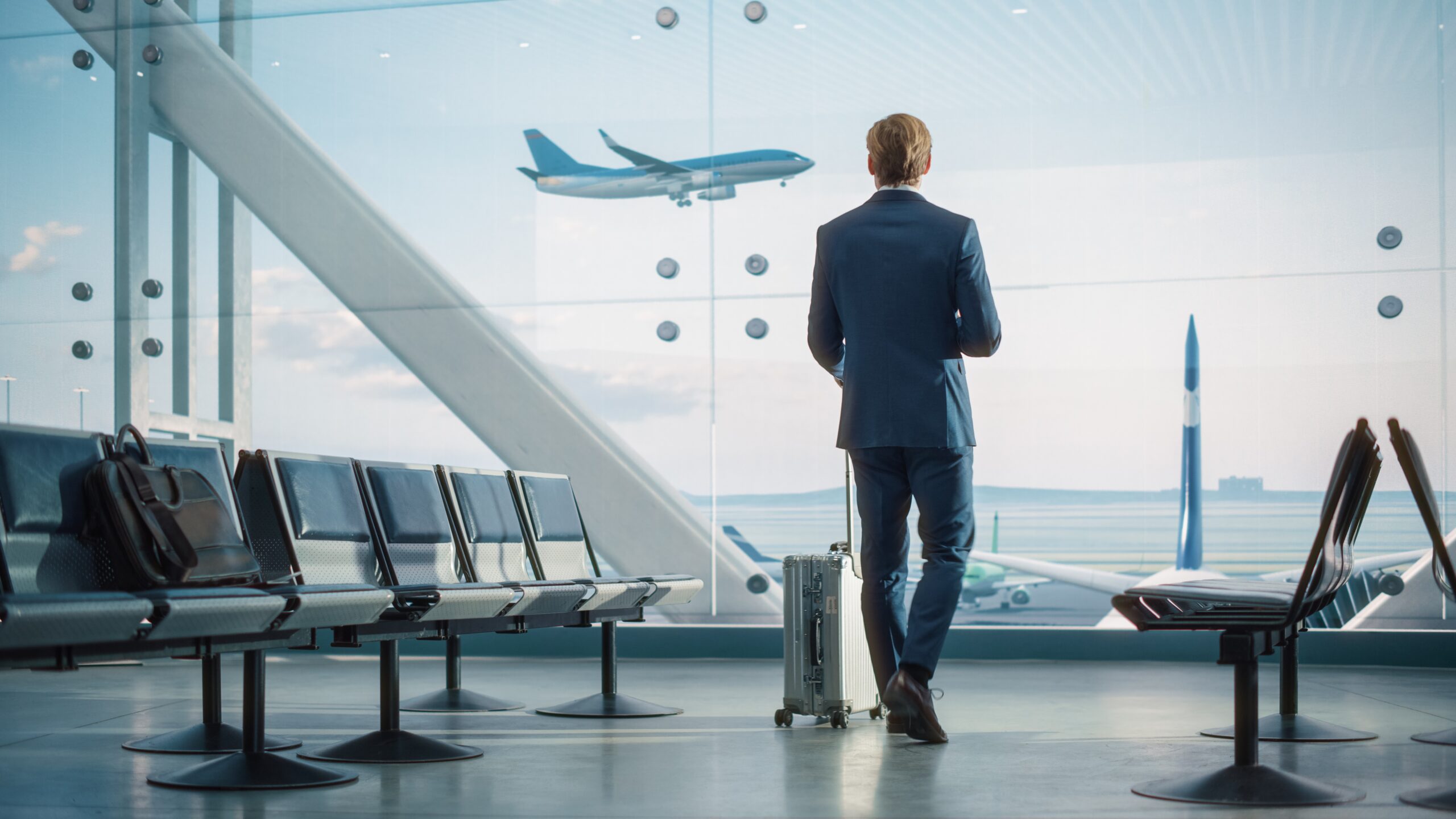 managing airport journeys air travel tips feature image