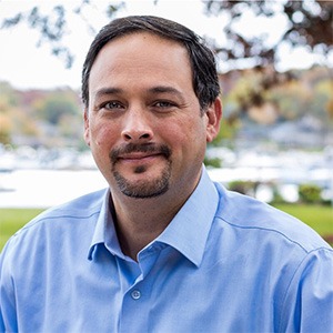 man wearing long sleeve blue dress shirt