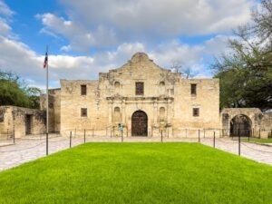 the alamo building in san antonio