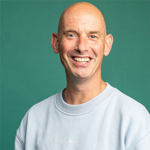 Nils Roemen headshot on green background profile photo