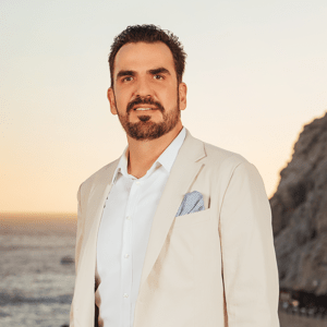 fernando flores headshot